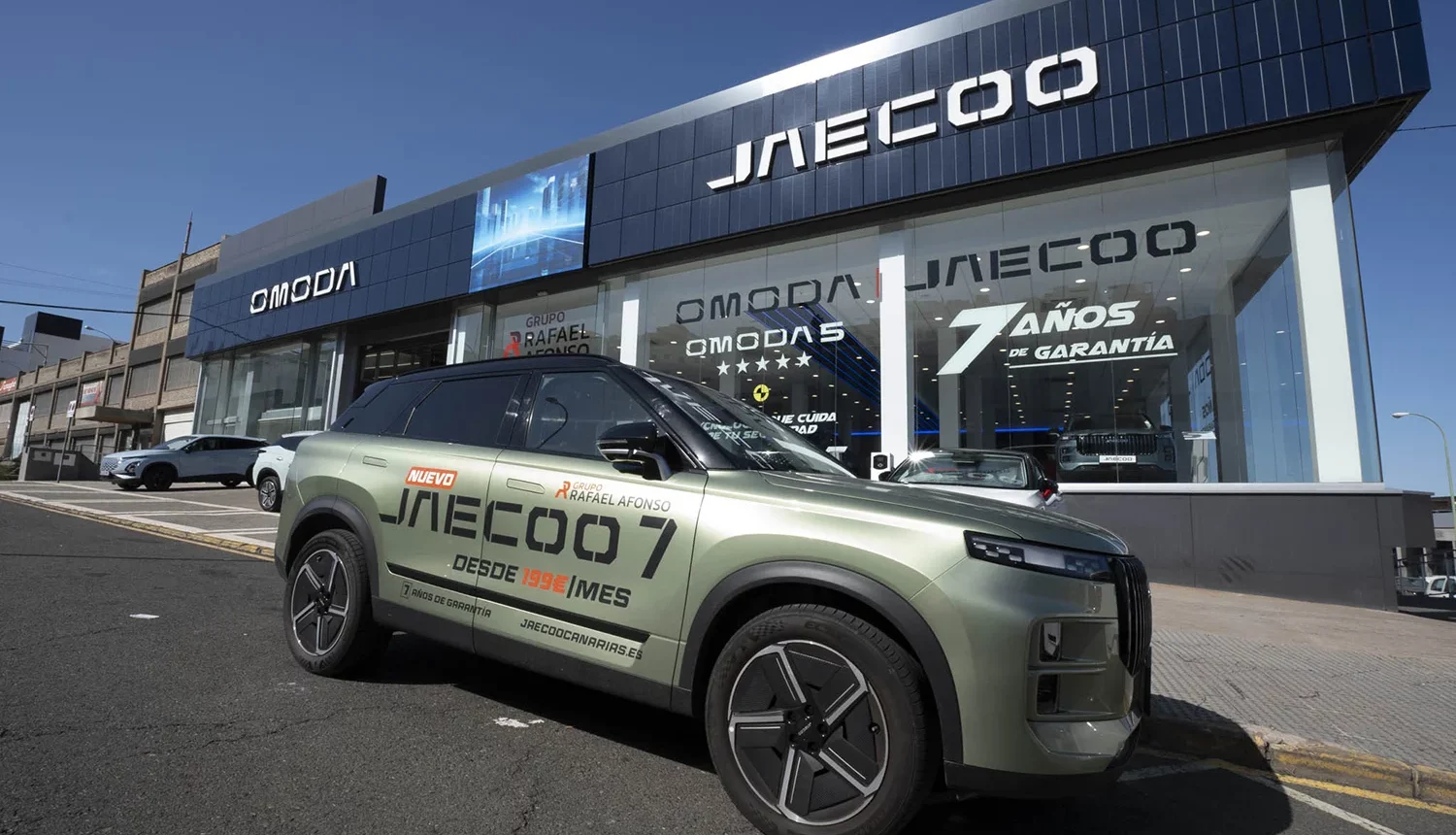 Fachada instalaciones Omoda & Jaecoo Canarias con Jaecoo 7 en primer plano
