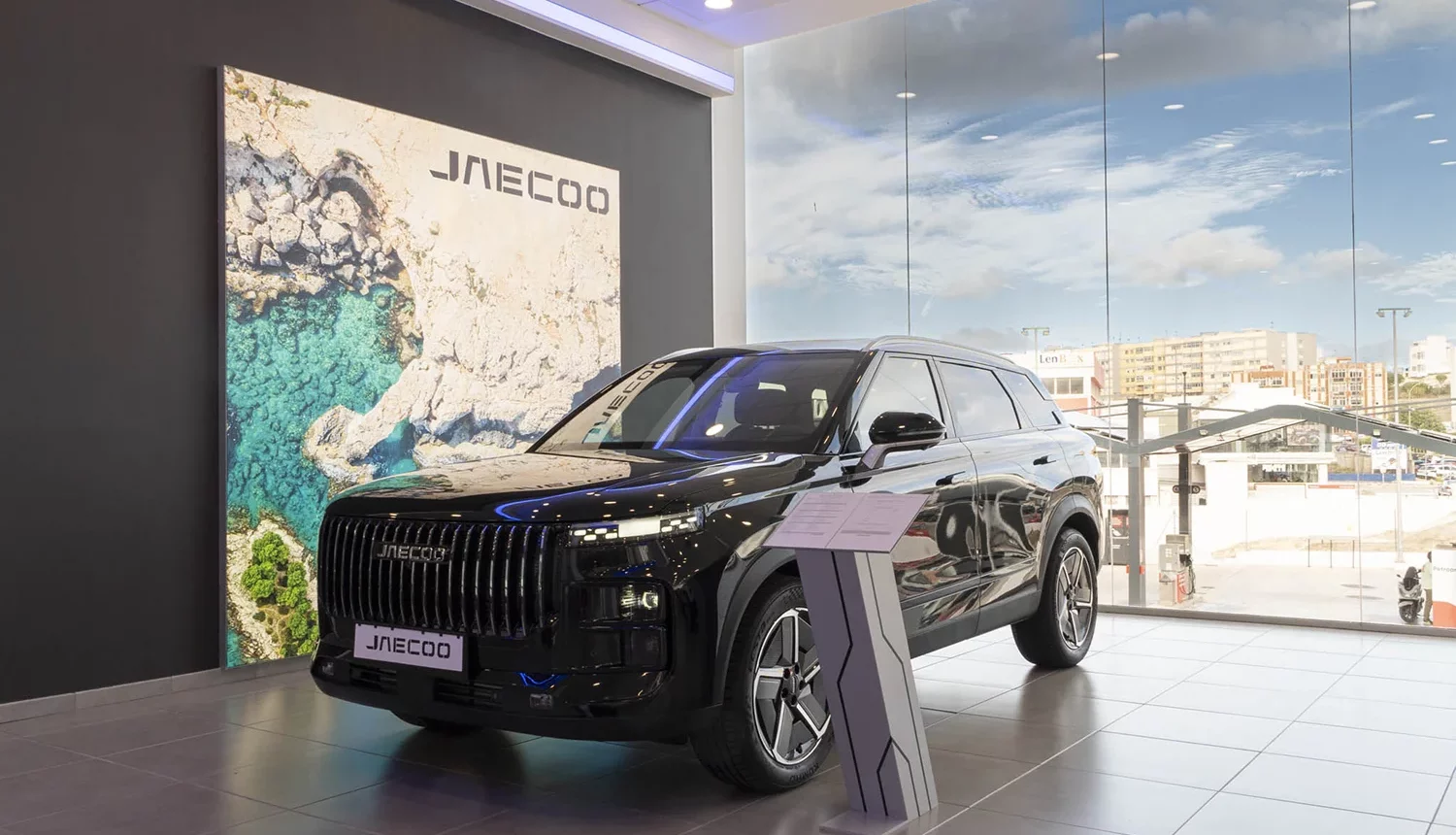 Interior de las instalaciones de Omoda & Jaecoo Canarias con vehículos en exposición