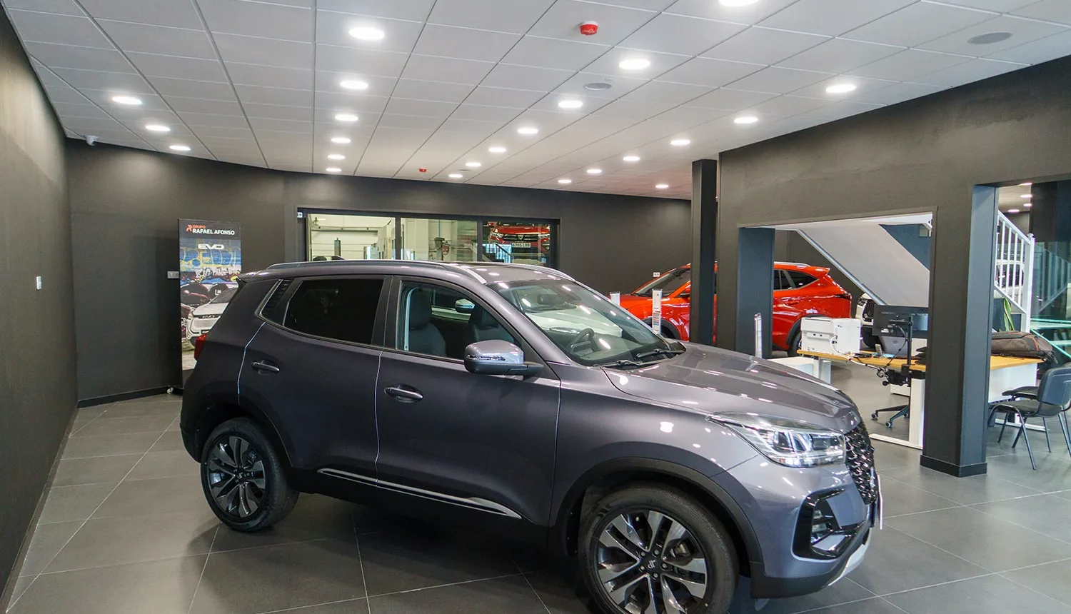 Interior de las instalaciones de EVO Canarias con vehículos en exposición