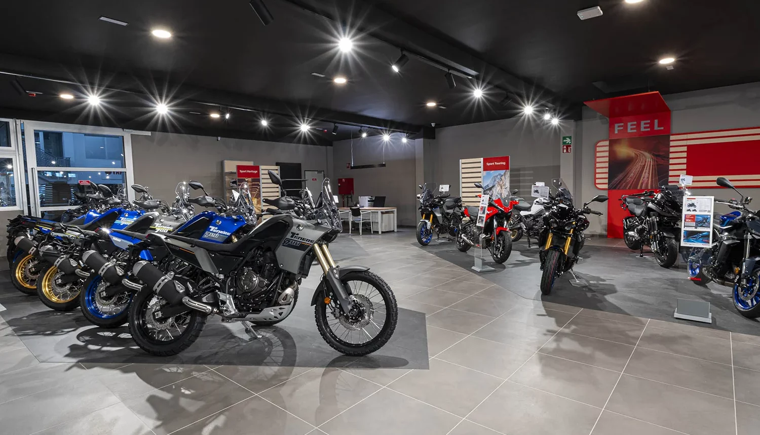 Interior de las instalaciones de Rafonso Yamaha con motocicletas en exposición
