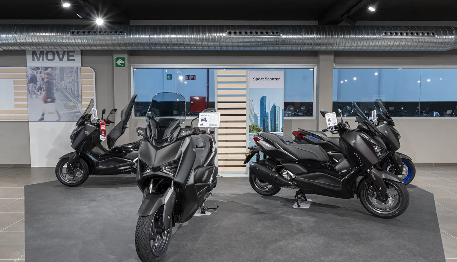 Interior de las instalaciones de Rafonso Yamaha con scooters en exposición