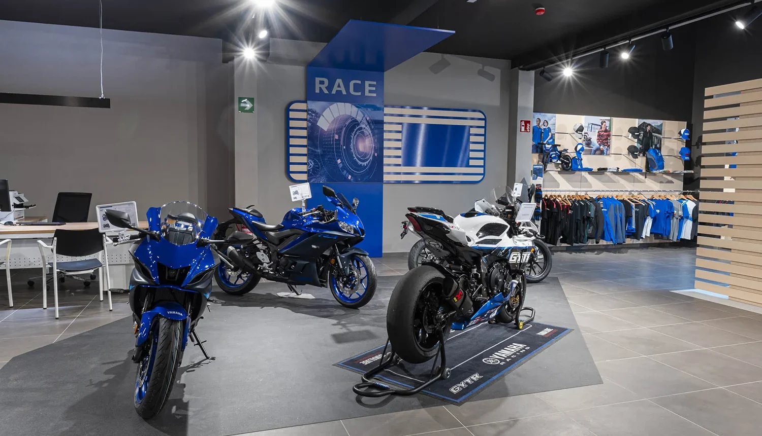 Interior de las instalaciones de Rafonso Yamaha con motocicletas en exposición
