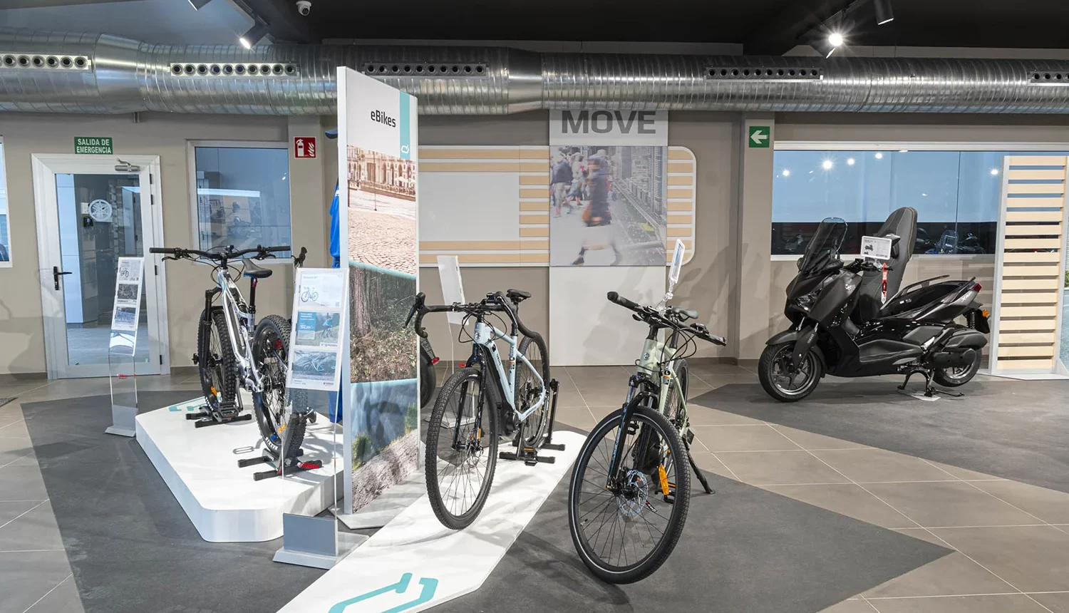Interior de las instalaciones de Rafonso Yamaha con e-bikes en exposición