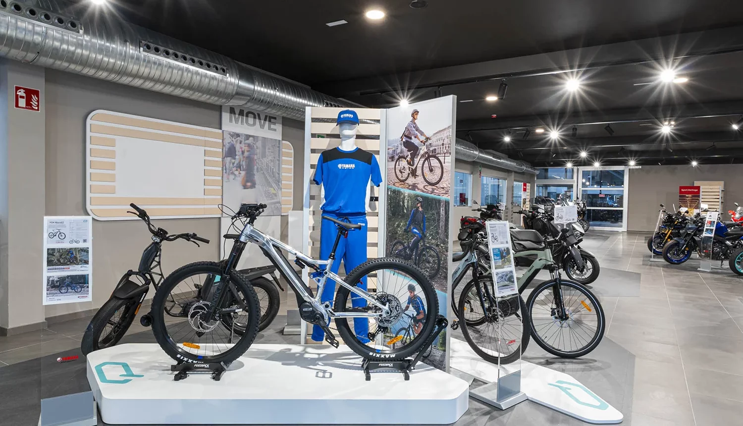 Interior de las instalaciones de Rafonso Yamaha con e-bikes en exposición
