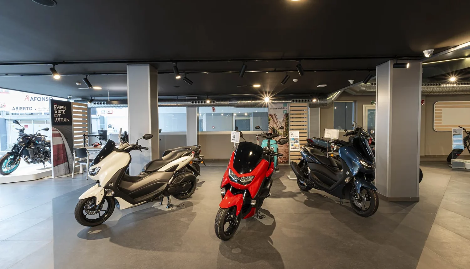 Interior de las instalaciones de Rafonso Yamaha con scooters en exposición